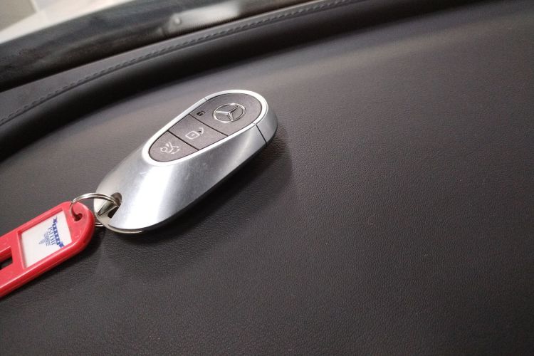 奔驰C级 2022款 C 260 L 皓夜运动版中控内饰11