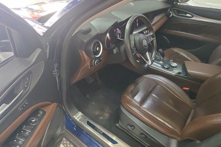 阿尔法·罗密欧 Stelvio斯坦维 2017款 2.0T 200HP 精英版中控内饰20