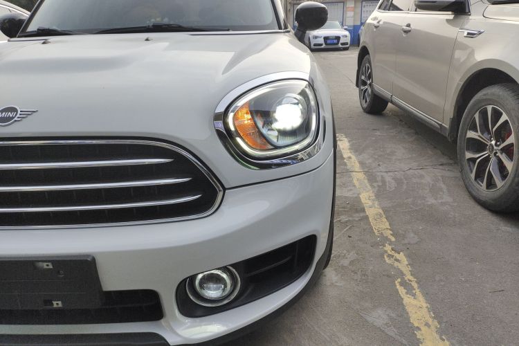 MINI Countryman 2019款 1.5T COOPER ALL4 艺术家周末旅行版局部细节36