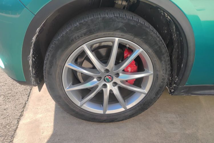 阿尔法·罗密欧 Stelvio斯坦维 2017款 2.0T 200HP 豪华版车身外观6002