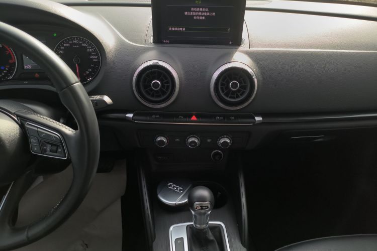 奥迪A3 2018款 30周年年型 Sportback 35 TFSI 时尚型中控内饰16