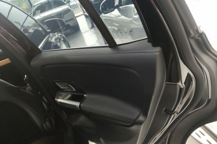 奔驰GLB 2024款 改款 GLB 220 动感型中控内饰7006