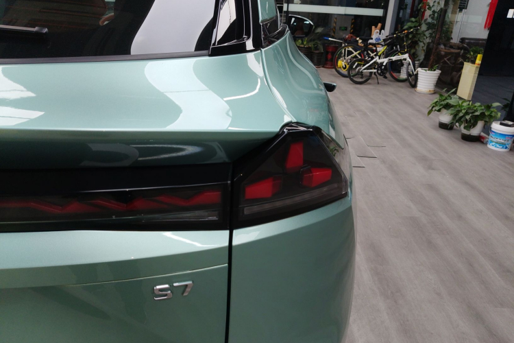 深蓝汽车 深蓝S07 2023款 200Max增程版车身外观9