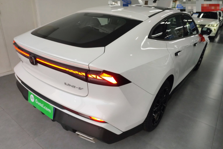 长安UNI-V 2024款 1.5T 尊贵型车身外观7