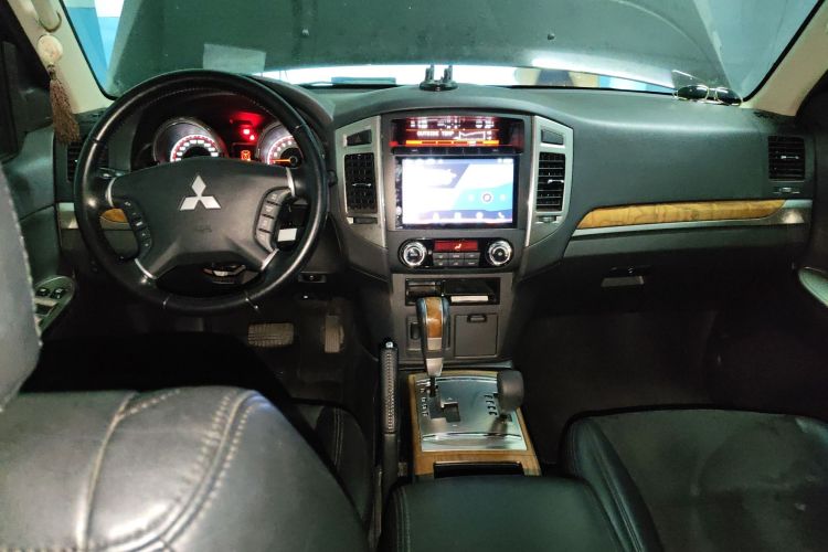 三菱 帕杰罗(进口) 2019款 3.0L 自动舒适版中控内饰12