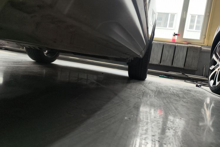 领克01 2019款 2.0T 两驱耀Pro版 国VI机舱底盘30