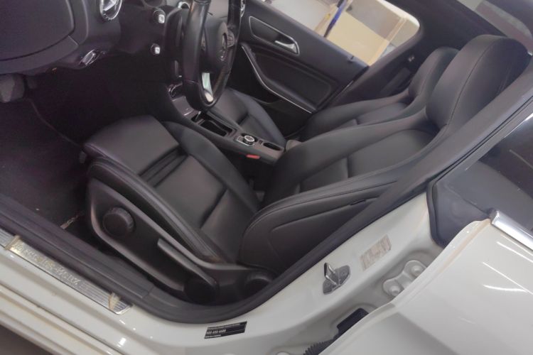 奔驰CLA 2018款 CLA 200 动感型中控内饰19