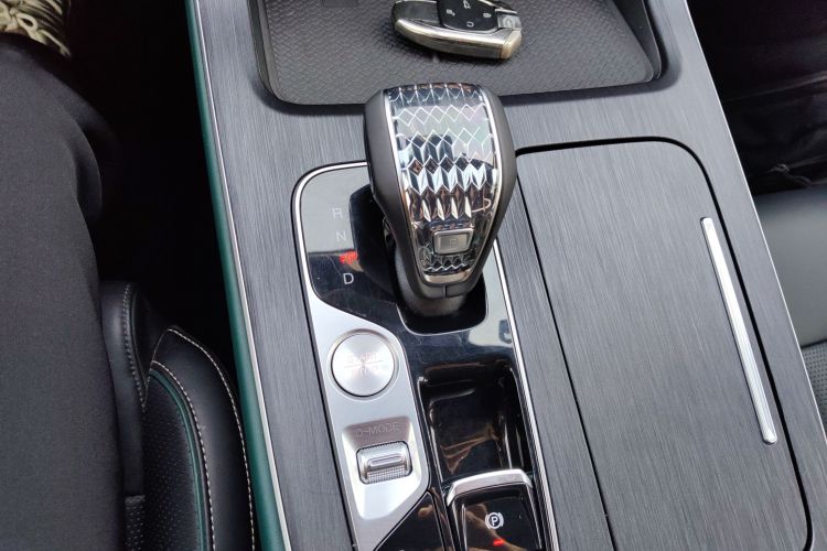 广汽传祺 传祺GS8 2022款 领航系列 2.0TGDI 两驱尊贵版（七座）中控内饰18