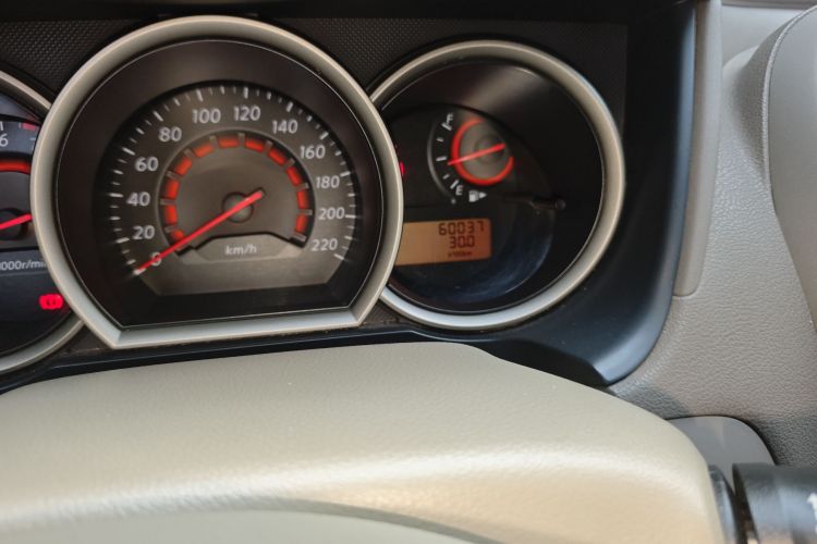 日产 轩逸 2012款 经典 1.6XL 手动豪华版中控内饰15