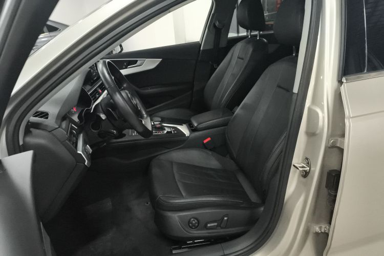 奥迪A4L 2018款 30周年年型 45 TFSI quattro 个性运动版中控内饰19