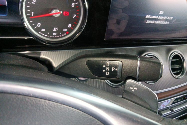 奔驰E级 2017款 E 200 运动型 4MATIC中控内饰18