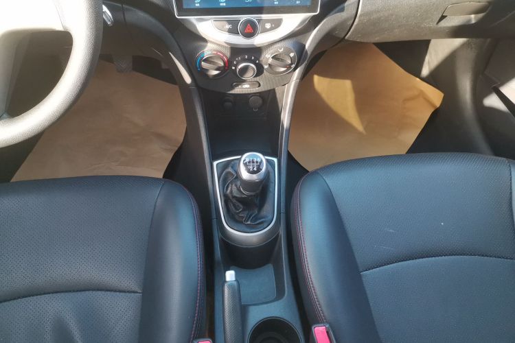 现代 瑞奕 2014款 1.4L 手动GLX中控内饰18