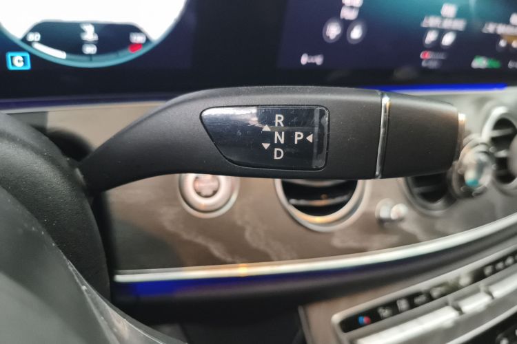 奔驰E级 2021款 改款 E 300 L 运动时尚型局部细节18