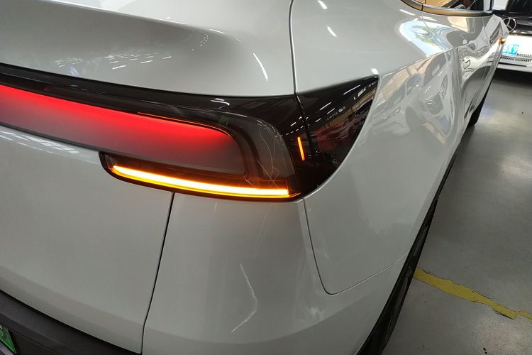 特斯拉 Model Y 2025款 长续航全轮驱动 首发版车身外观9