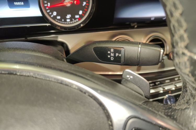 奔驰E级 2017款 E 200 运动型中控内饰18