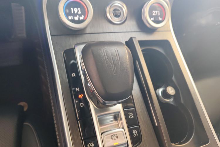 红旗H9 2023款 2.0T 智联旗享版中控内饰18