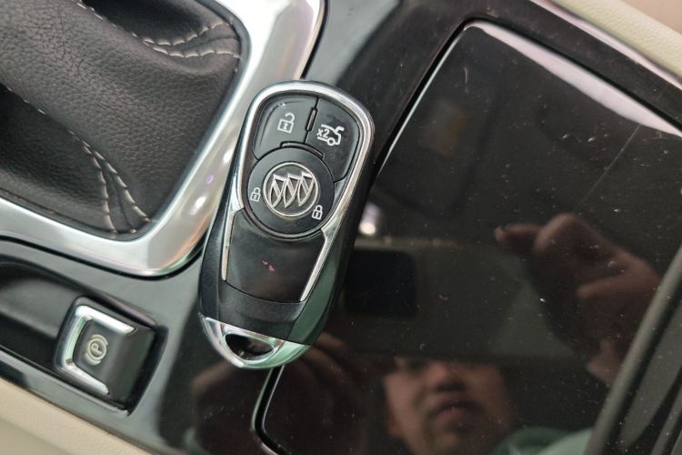 别克 君威 2017款 30H 精英型中控内饰11