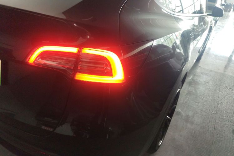 特斯拉 Model Y 2022款 后轮驱动版车身外观9