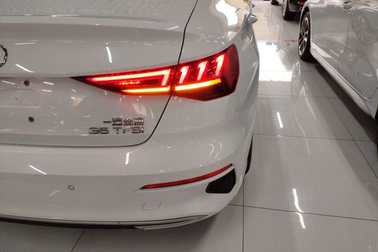 奥迪A3 2023款 改款 A3L Limousine 35 TFSI 进取致雅型车身外观9