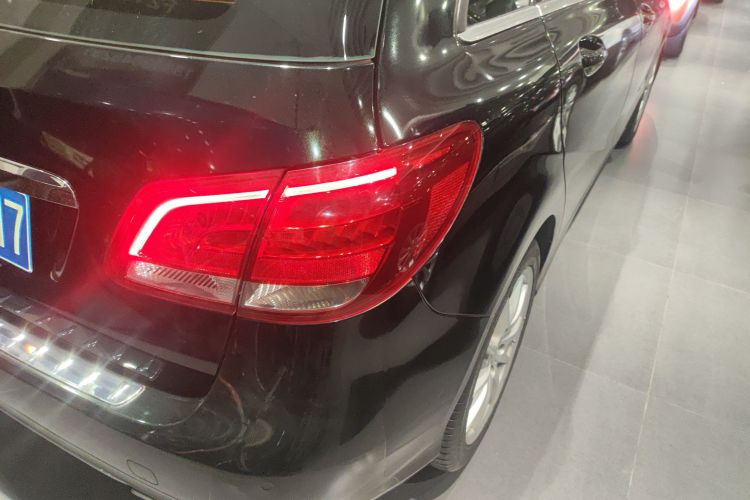 奔驰B级 2015款 B 200 动感型车身外观9