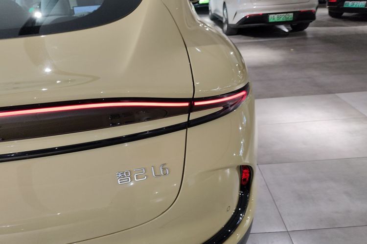 智己汽车 智己L6 2024款 Max 超强性能版车身外观9