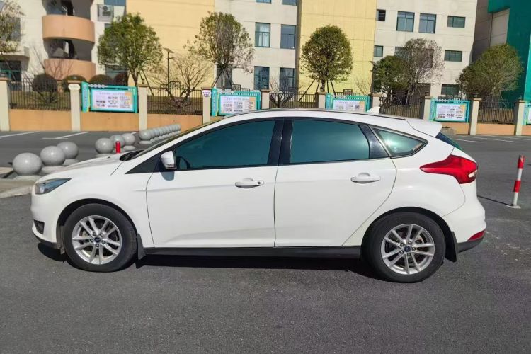 福特 福克斯 2018款 两厢经典 1.6L 自动风尚型智行版车身外观4