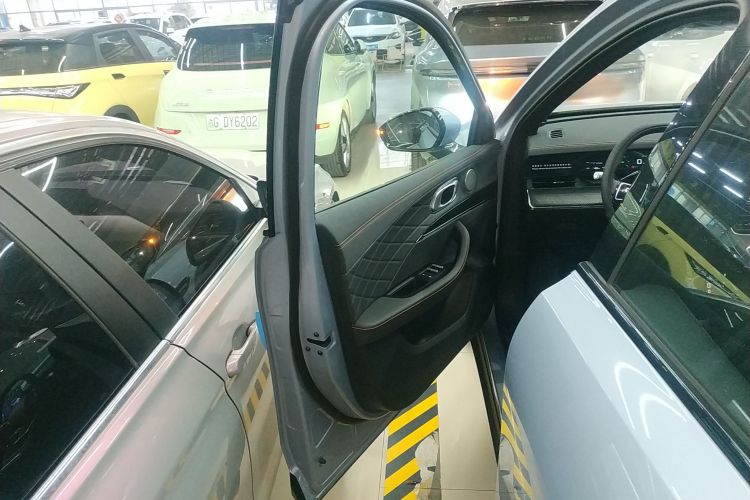 哪吒汽车 哪吒L 2024款 增程 310 闪充红衣版中控内饰47