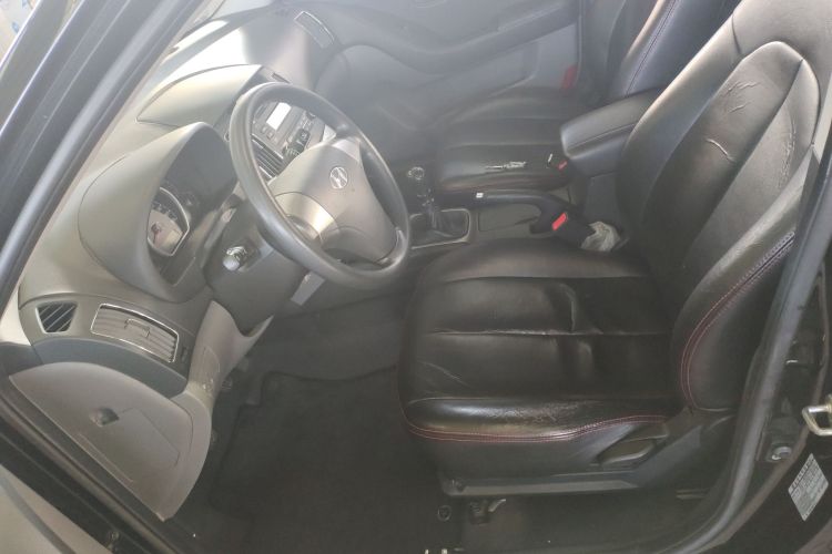 现代 悦动 2015款 1.6L 手动舒适型局部细节19