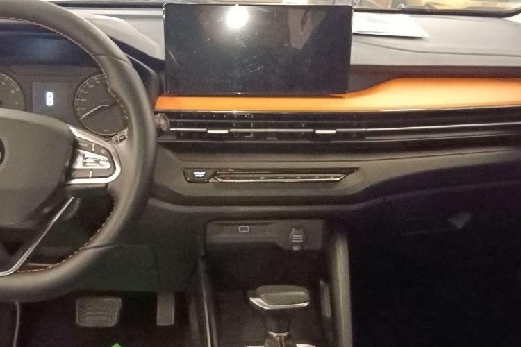 睿蓝汽车X3 PRO 2022款 1.5L CVT小飒中控内饰16