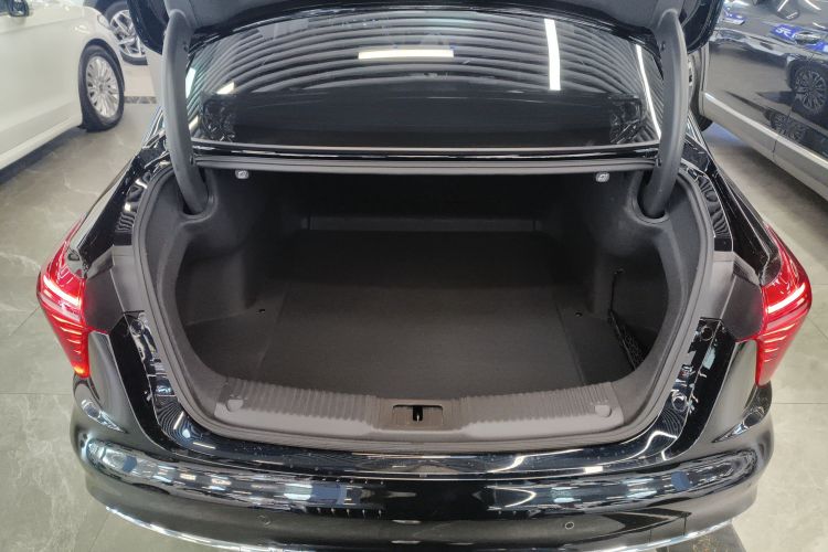 红旗H5 2024款 1.5T DCT智联旗韵版机舱底盘23