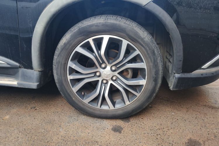 三菱 欧蓝德 2018款 2.4L 四驱精英版 5座车身外观10