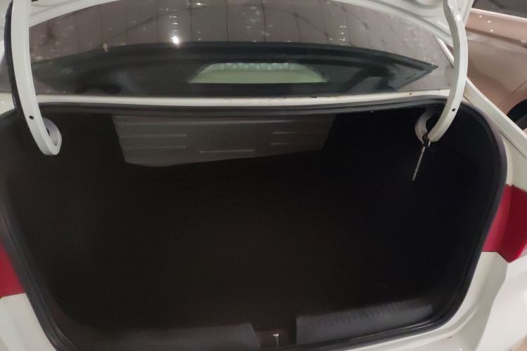 大众 桑塔纳 2015款 1.6L 自动舒适版机舱底盘23