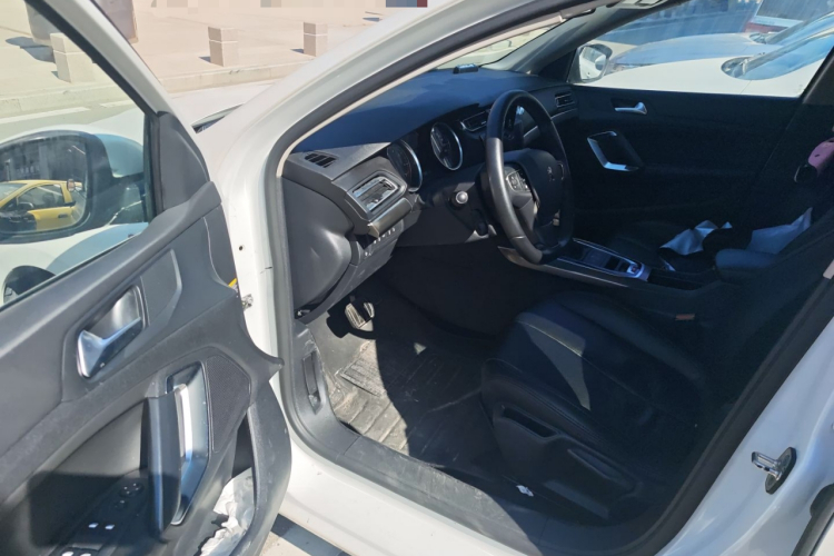 标致408 2018款 改款 350THP 自动豪华版中控内饰20