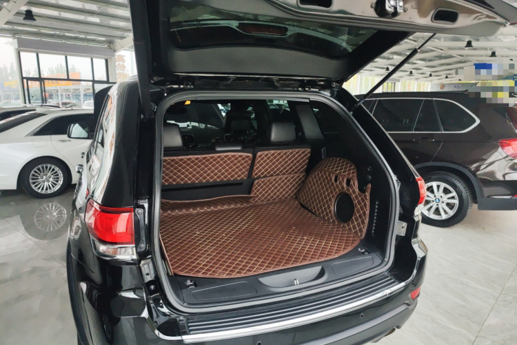 Jeep 大切诺基(进口) 2020款 3.0L 精英导航版中控内饰23