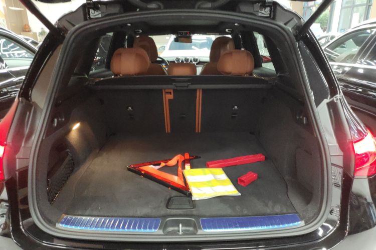 奔驰GLC 2024款  改款 GLC 260 L 4MATIC 豪华型 5座机舱底盘23