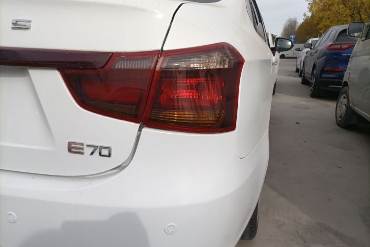 东风风神E70 2023款 500 智行版 磷酸铁锂 48.6kWh 110kW车身外观9