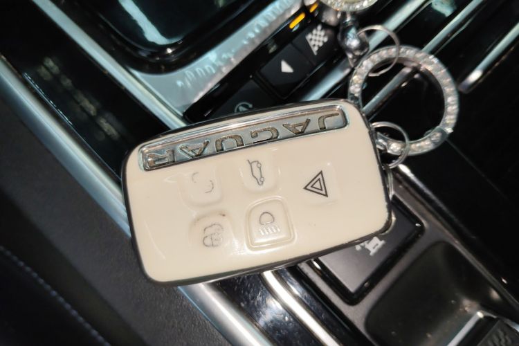 捷豹XE 2018款 2.0T 200PS 两驱R-Sport运动版中控内饰7001