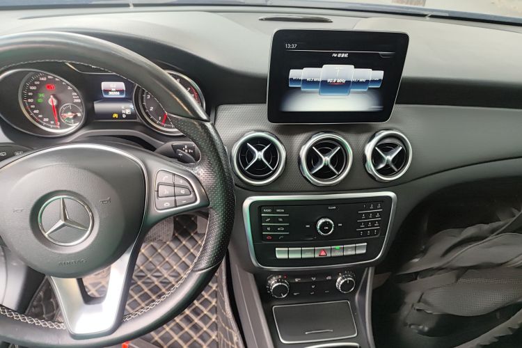 奔驰GLA 2018款 GLA 200 动感型中控内饰16