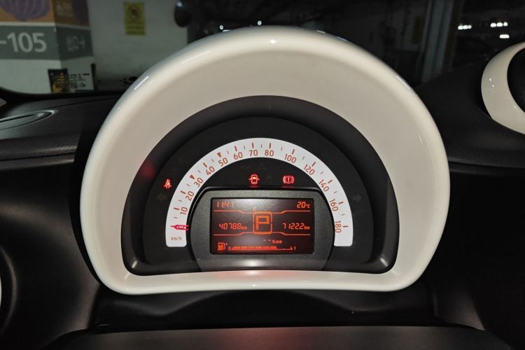 smart forfour 2018款 1.0L 52千瓦灵动版中控内饰14