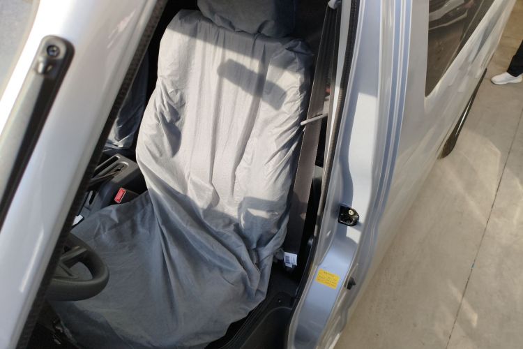 长安凯程 长安睿行EM80 2025款 客运版 舒适型 6座 260km 对开门 60kW中控内饰19