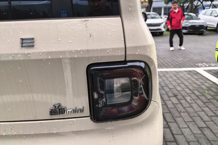 吉利银河 熊猫 2025款 210km 元气熊车身外观9