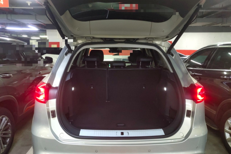 红旗HS5 2019款 2.0T 智联旗享版机舱底盘23