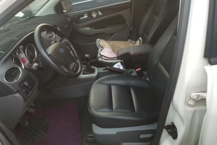 福特 福克斯 2013款 两厢经典 1.8L 手动基本型中控内饰19