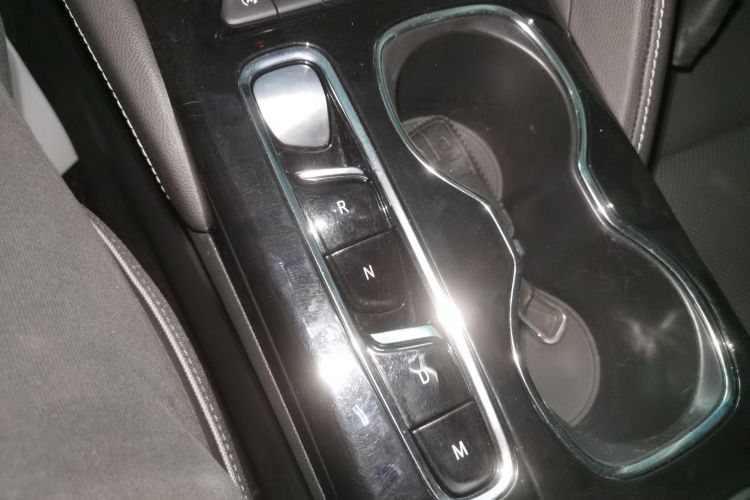 别克 2022款 改款 昂科威S 552T 两驱豪华型中控内饰18