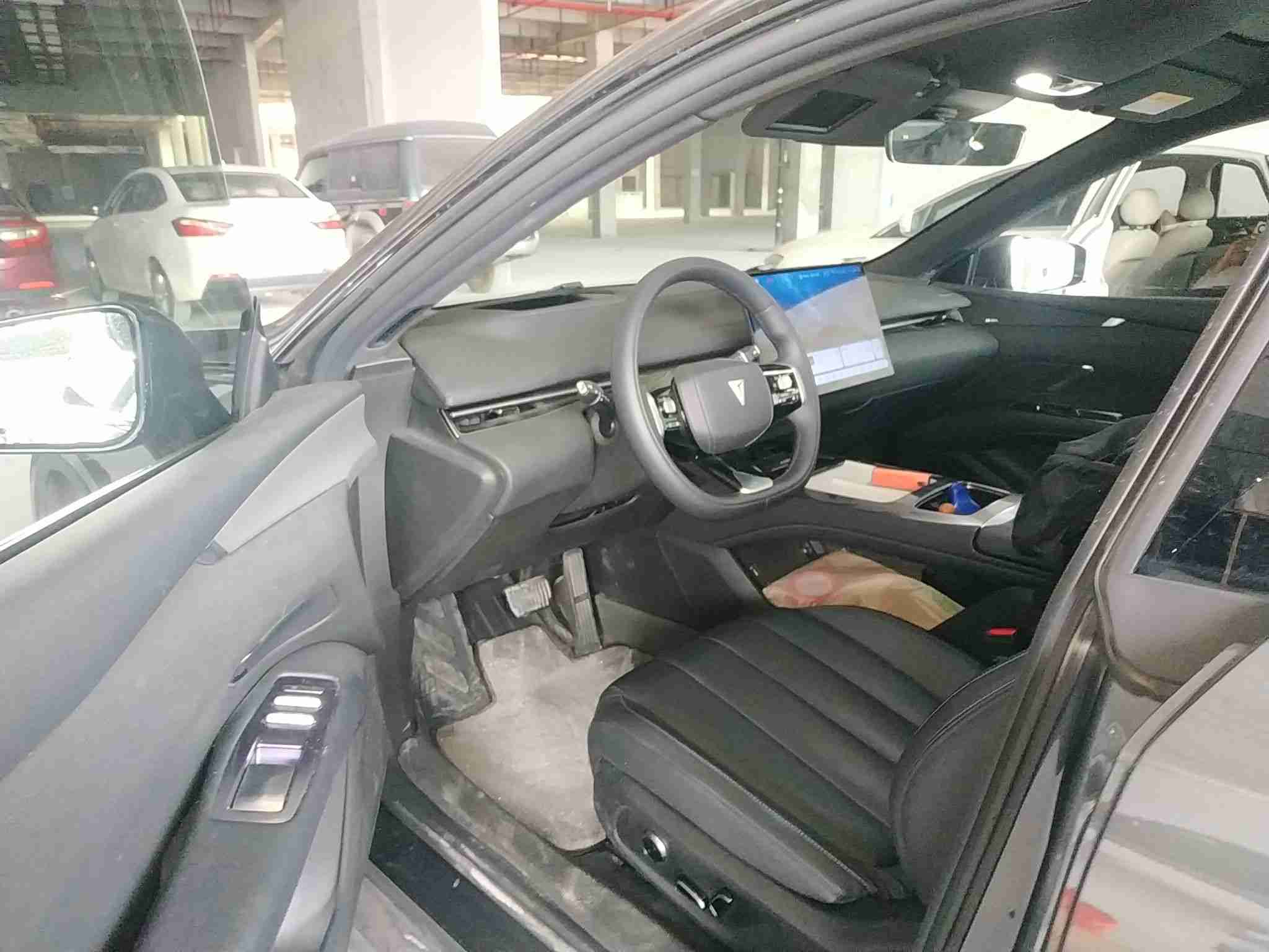 车辆驾驶位内饰全景