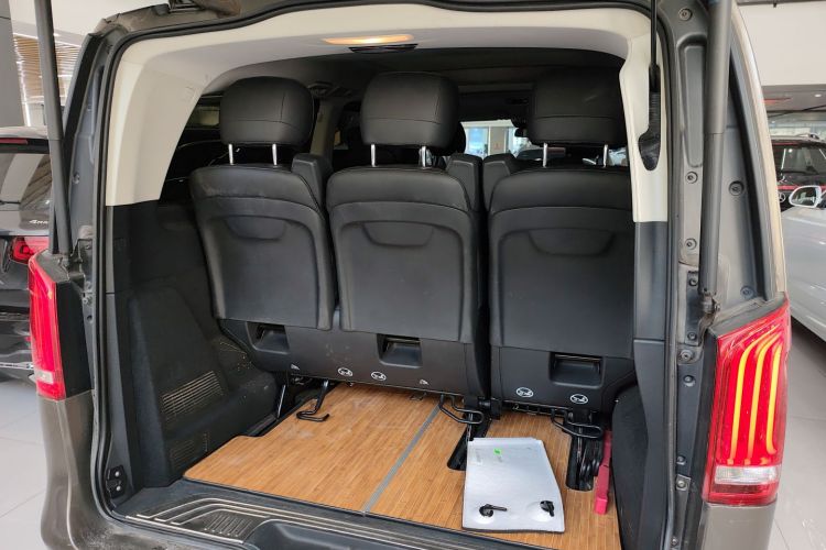 奔驰V级 2017款 V 260 L 尊贵加长版机舱底盘23