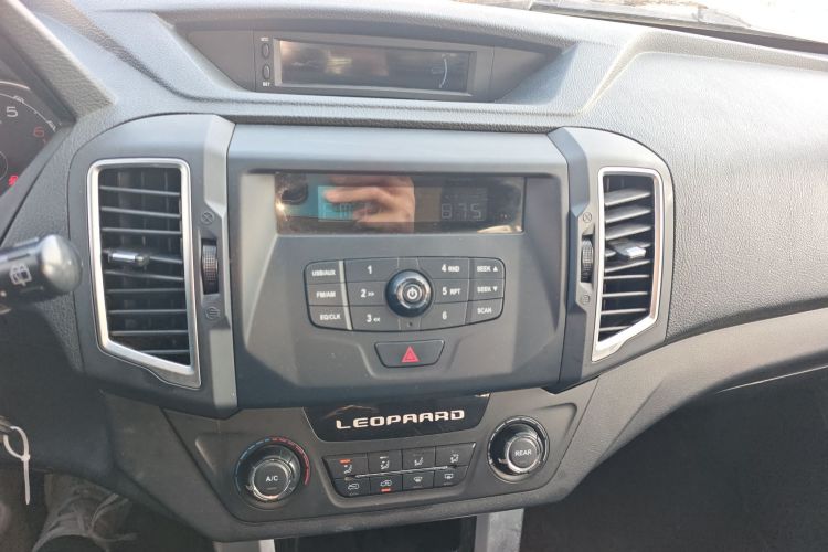 猎豹汽车 猎豹Q6 2015款 2.4L 手动两驱精英型中控内饰16