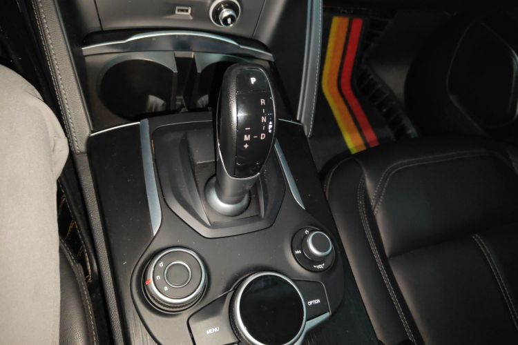 阿尔法·罗密欧 Stelvio斯坦维 2017款 2.0T 200HP 精英版中控内饰18