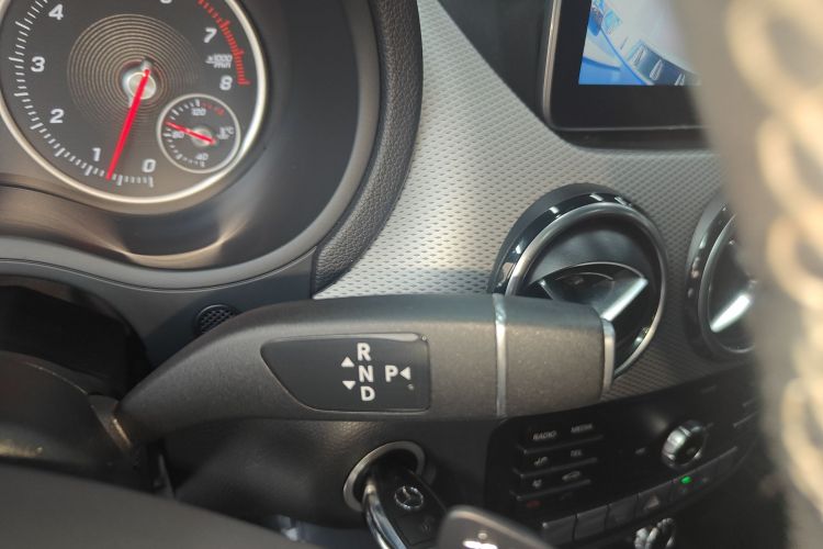 奔驰B级 2019款 B 200 动感型中控内饰18