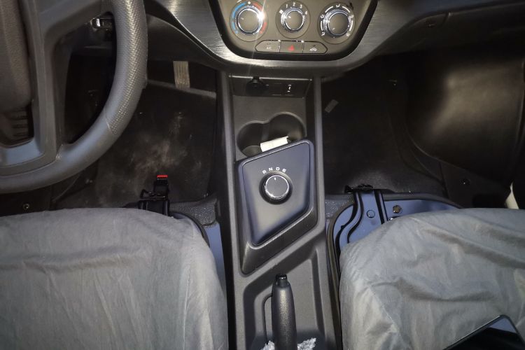 长安凯程 长安睿行EM80 2025款 客运版 舒适型 6座 300km 对开门中控内饰18